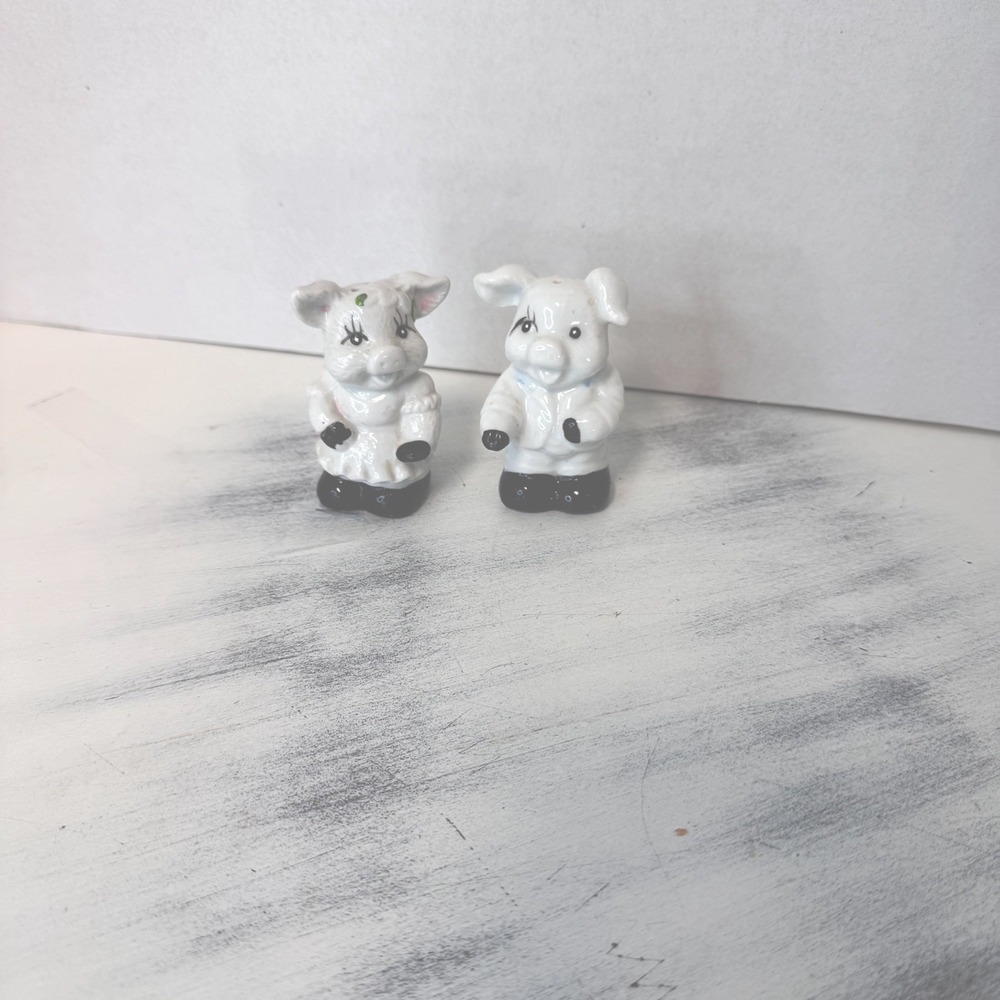 Vintage  Pig Salt&Pepper Shaker White &Black. Tiny Collectible Fsrmhouse Decor‎